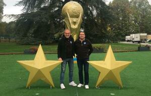 Bruno HASCOËT (Vice Président) et Franck MELISSON à Clairefontaire devant la Coupe du Monde