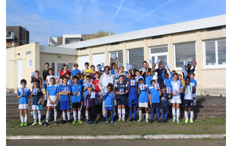 Jean-Mattéo BAHOYA rend visite au stage de foot